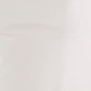 Imagen de un vestido recto de sastre blanco, sin tirantes, de longitud larga, con detalle del escote.