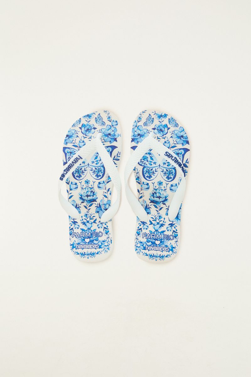 Sandalias Havaianas Jardín de Porcelana con estampado floral azul vistas desde arriba.