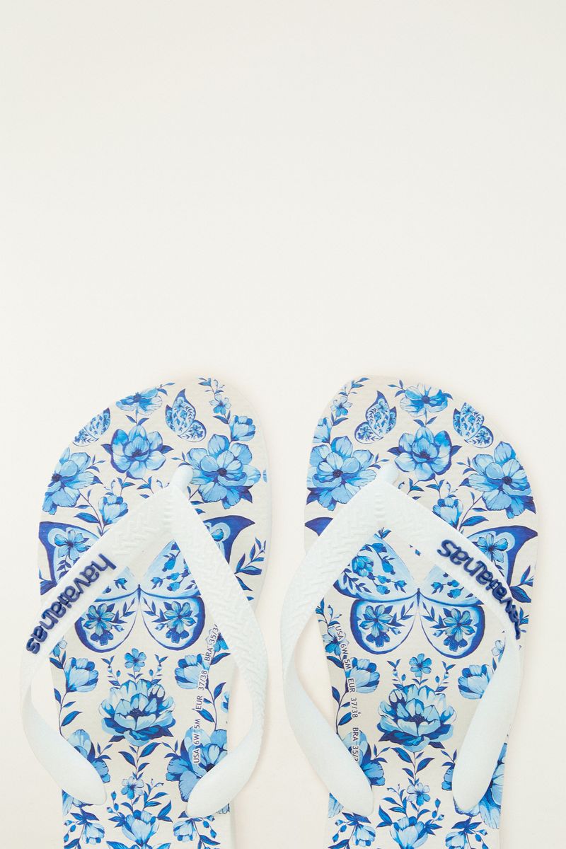Detalle del estampado floral azul de las Sandalias Havaianas Jardín de Porcelana.