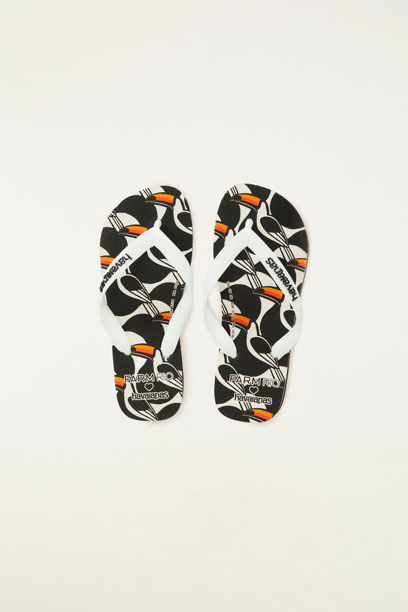 Vista superior de las Sandalias Havaianas Copatucano mostrando el estampado de tucanes y las correas blancas.