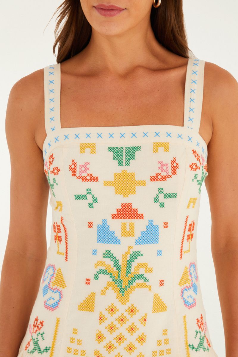 Detalle del corpiño del vestido con volantes y bordado Almafi, destacando el estampado y el acabado.