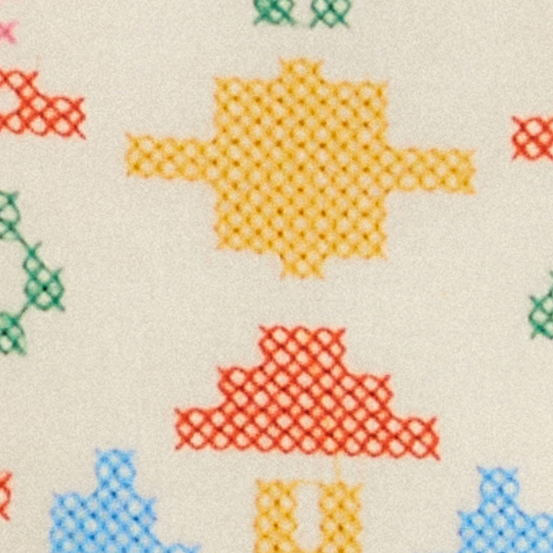 Primer plano del estampado del vestido con volantes y bordado Almafi, mostrando los elementos decorativos.