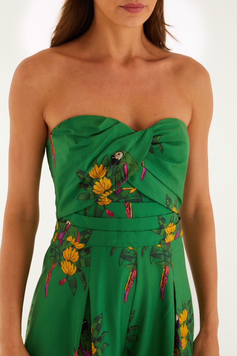 Macacón verde con estampados de flores y aves, vista posterior.
