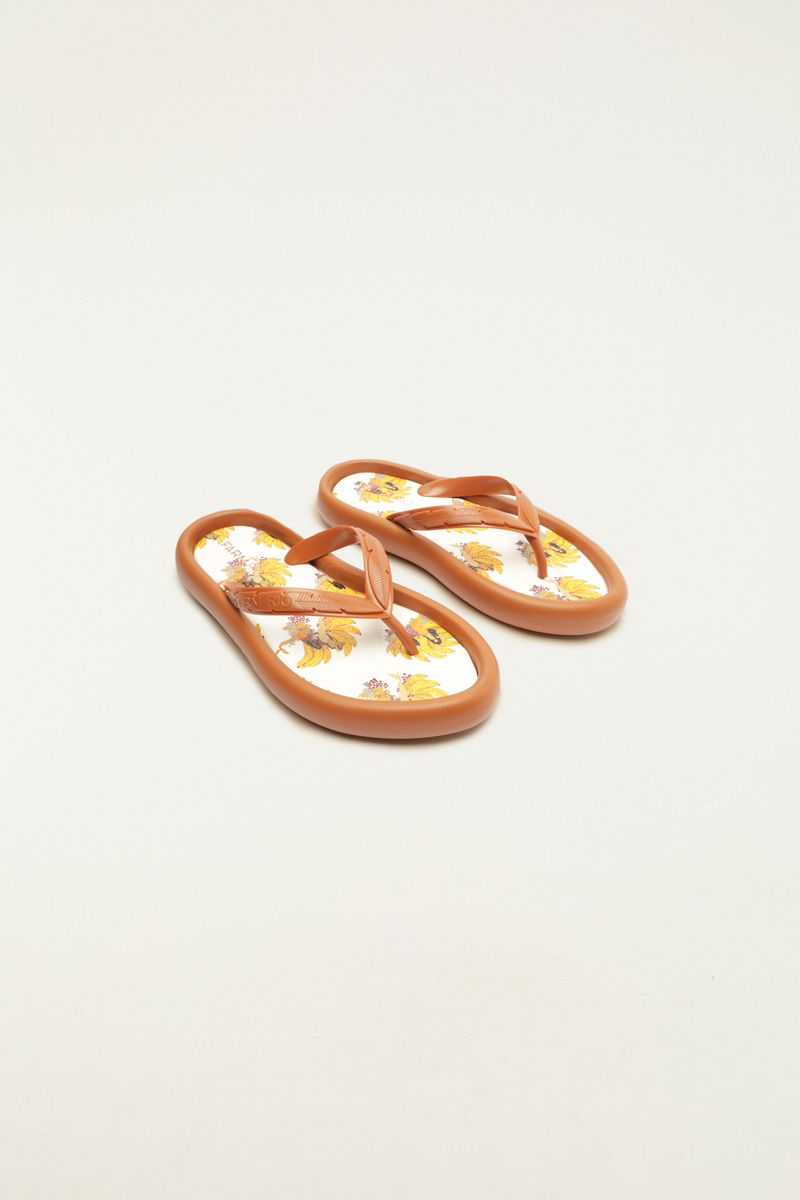 Par de chanclas con diseño creativo en perspectiva.