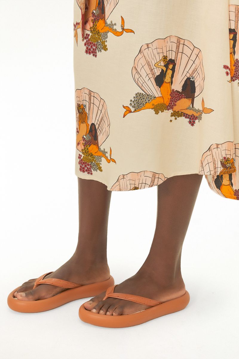 Detalle de las chanclas con diseño creativo usadas por el modelo.