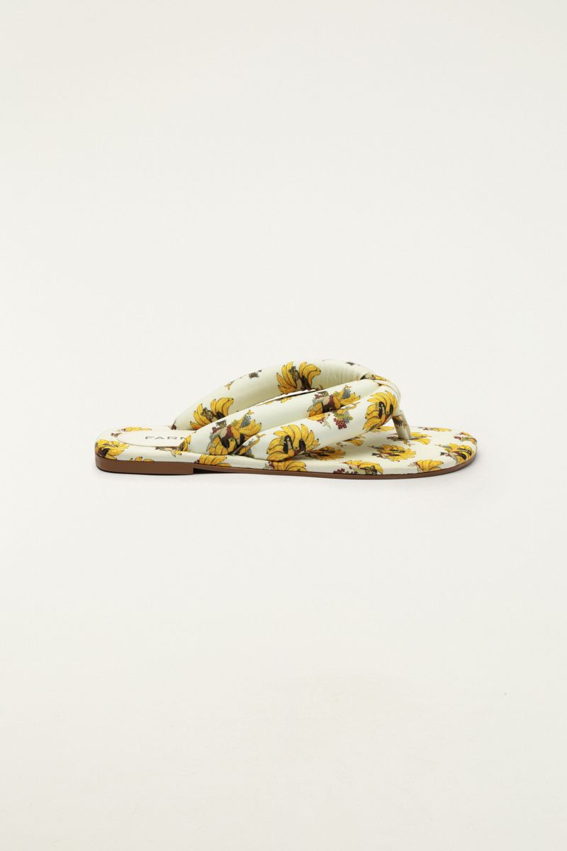 Chinelo Katita Lycra Rasteiro con estampado floral visto de lado.