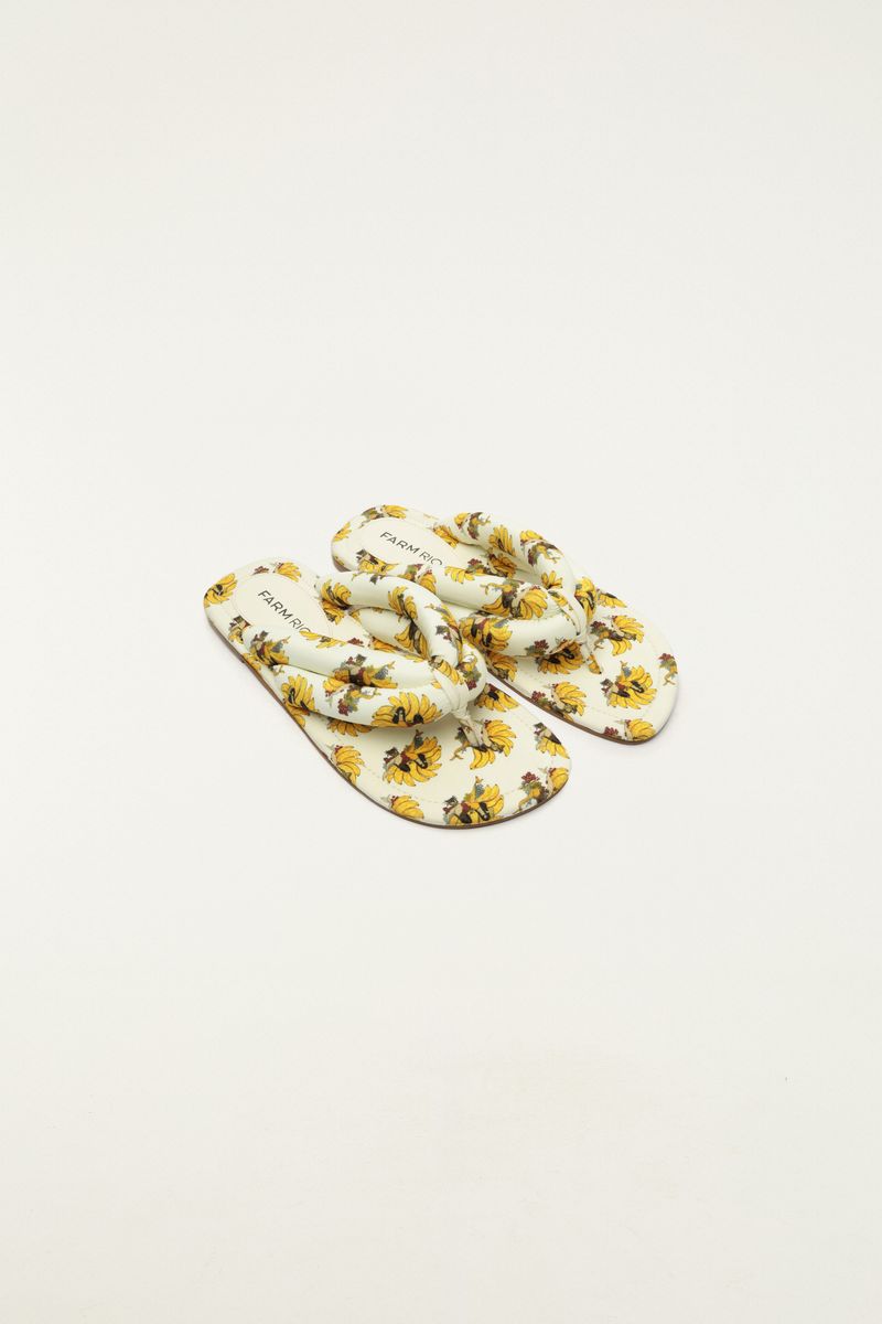 Chinelo Katita Lycra Rasteiro con estampado floral en perspectiva.