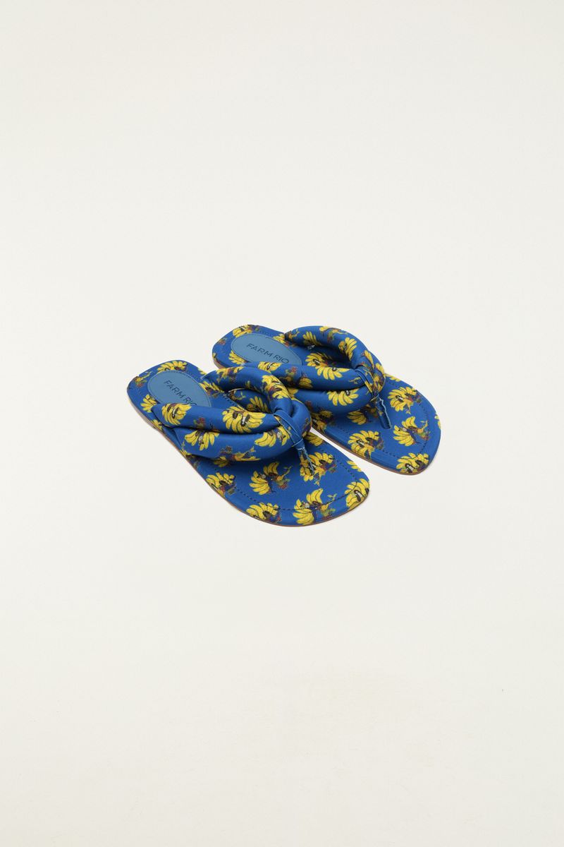 Par de chanclas Katita Lycra planas con estampado floral vibrante.