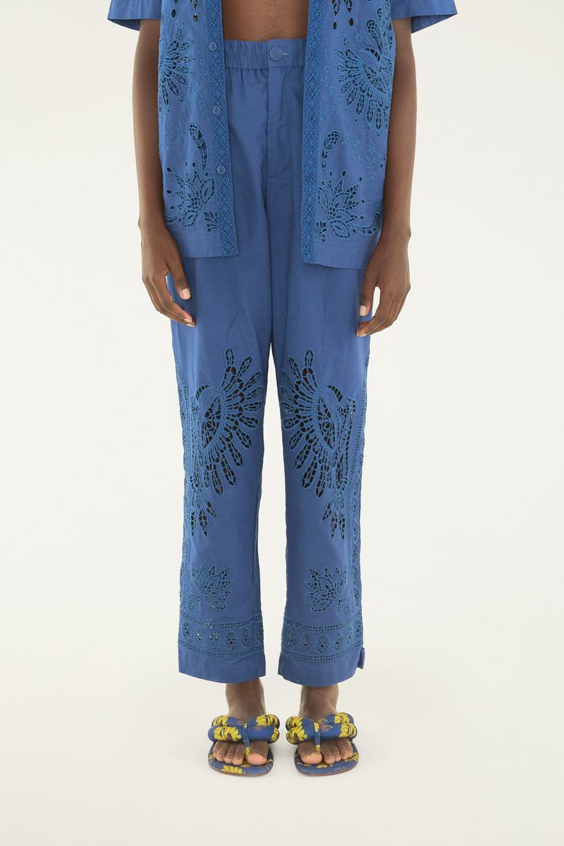 Modelo luciendo conjunto azul con chanclas Katita Lycra planas.