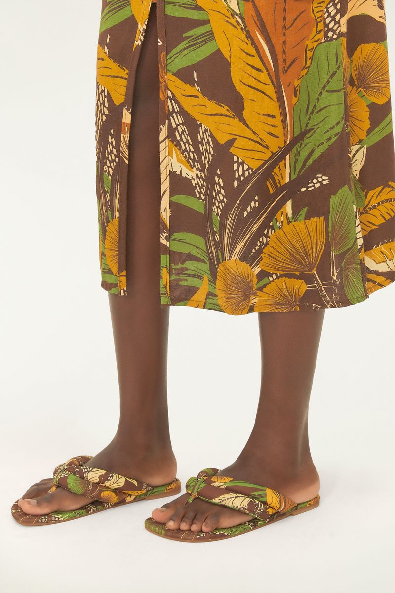 Detalle de la Chancla Katita Lycra Plana en los pies de la modelo, combinada con un vestido.