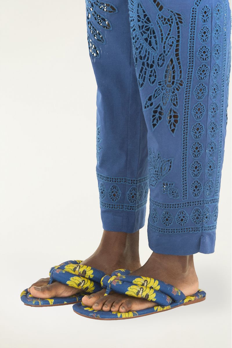 Detalle de las chanclas Katita Lycra planas usadas por el modelo.