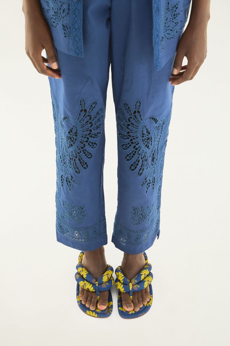 Vista superior de la chancla Katita Lycra plana con estampado floral.