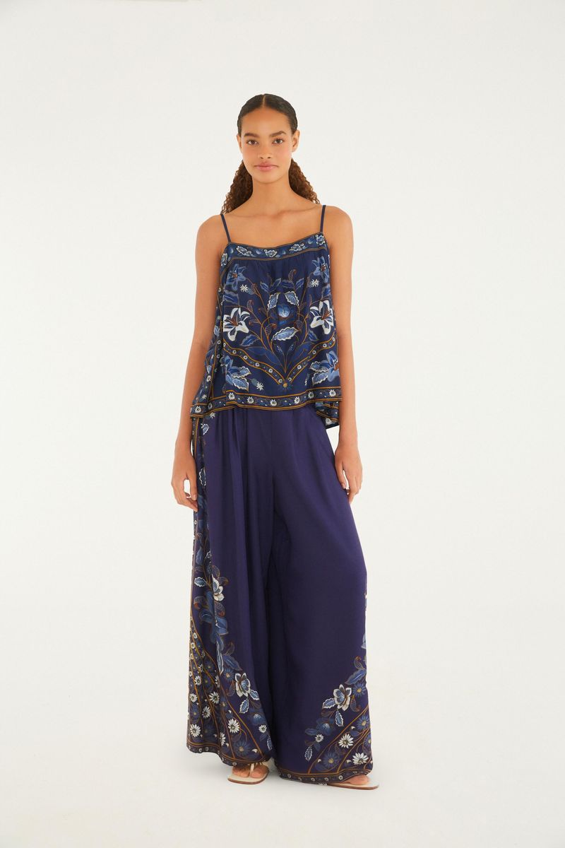 Imagen de una camiseta estampada floral azul oscuro con tirantes finos, vista trasera.