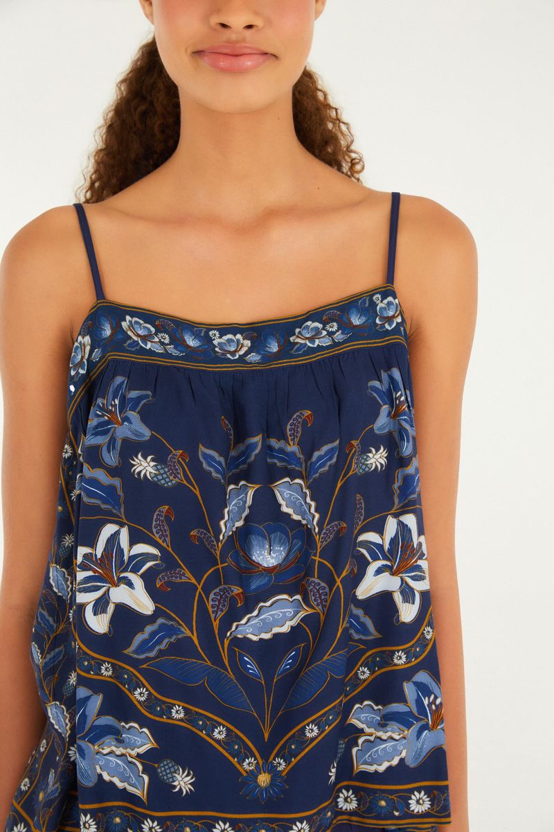 Detalle del escote y estampado floral de la camiseta azul oscuro.