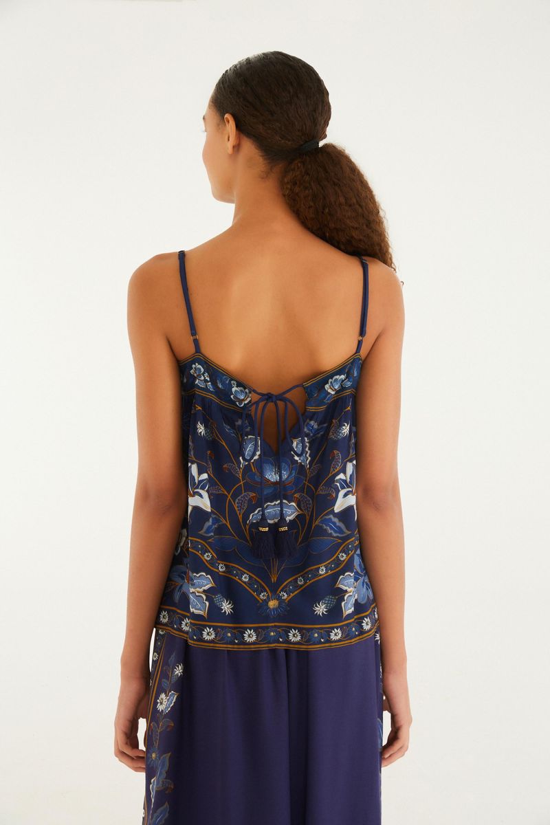 Vista lateral de la camiseta estampada floral azul oscuro con tirantes finos.