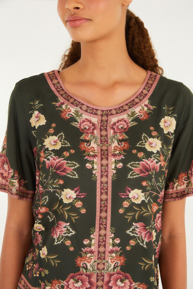 Detalle del escote redondo y estampado floral de la camiseta Lina.