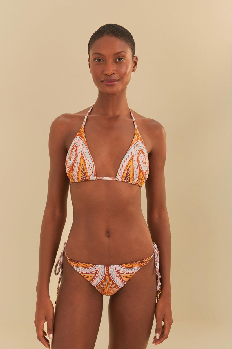 Primer plano frontal del bikini con estampado damasco y tirantes ajustables.