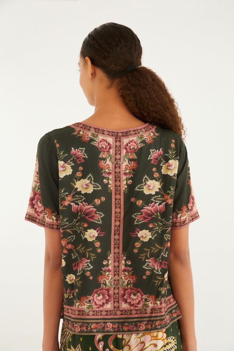 Vista trasera de la camiseta Lina mostrando la continuidad del estampado floral y el diseño simétrico.
