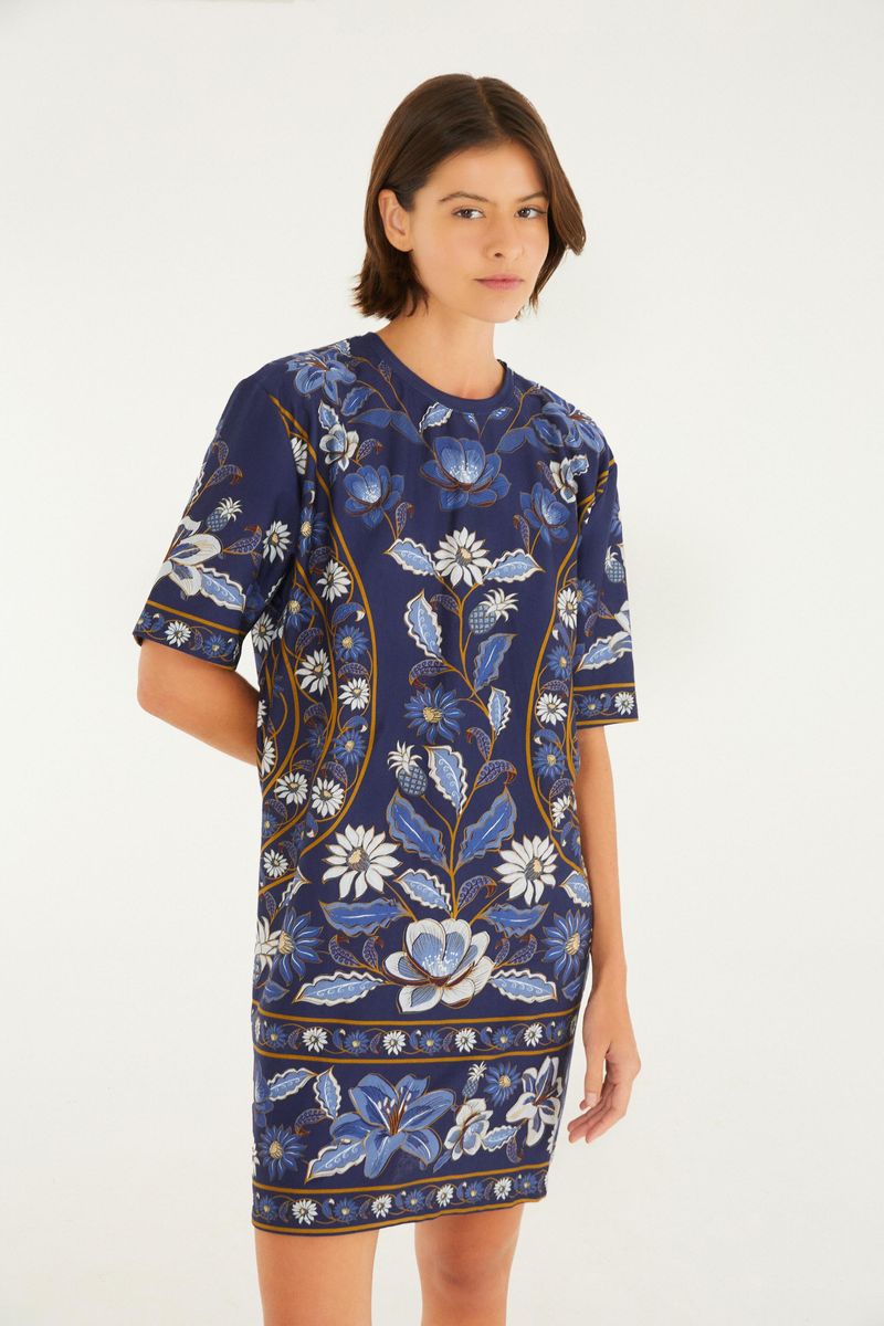 Vestido tipo camiseta con estampado floral azul y blanco, visto desde el frente.