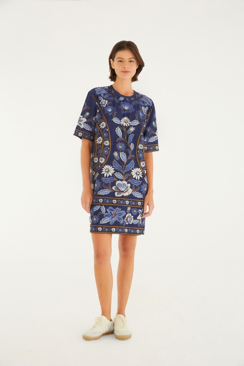 Vestido tipo camiseta con estampado floral azul y blanco, vista completa de cuerpo.