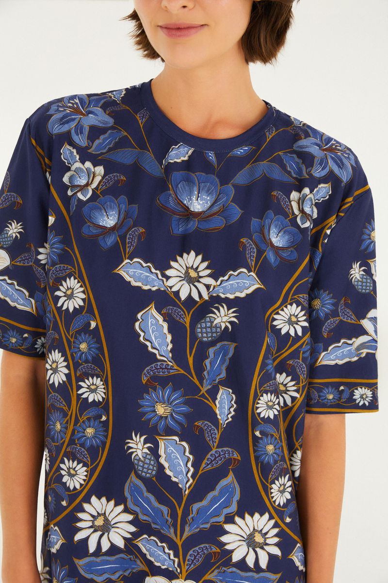 Detalle del estampado floral azul y blanco en el vestido tipo camiseta.