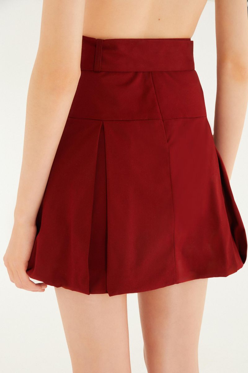 Vista trasera de la falda balón en rojo destacando su diseño y acabados de calidad.