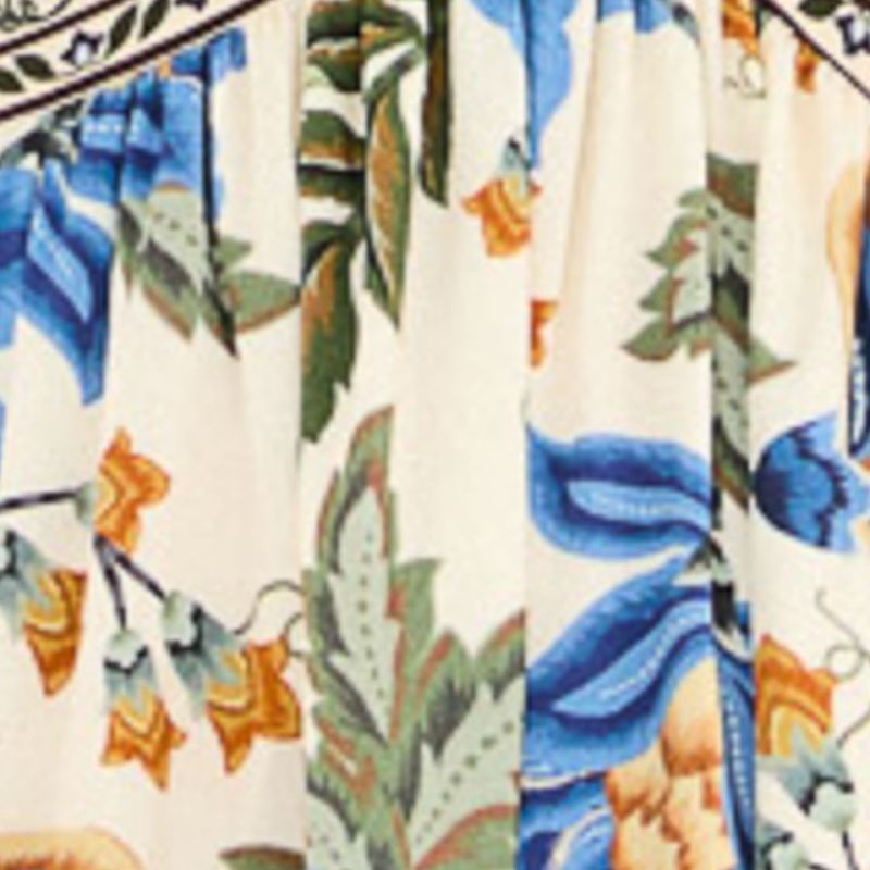 Detalle del estampado floral en tonos azul y amarillo del vestido corto.