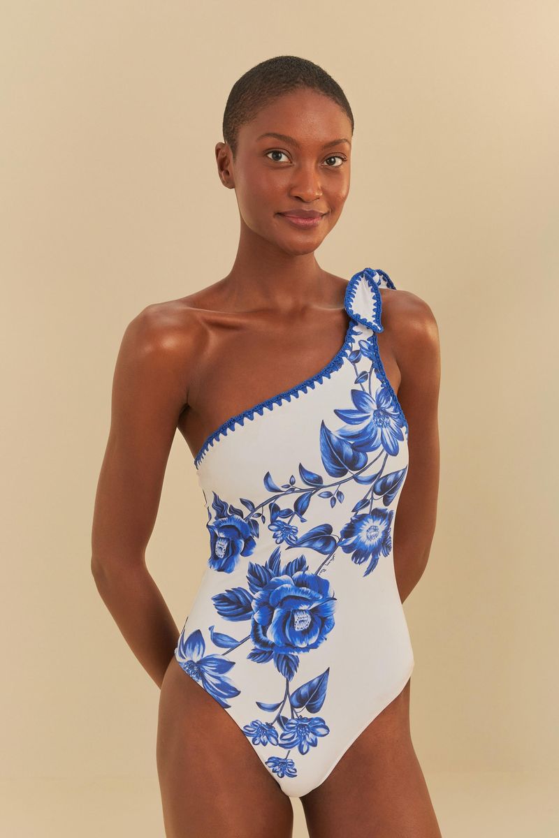 Imagen detallada del traje de baño mostrando el diseño floral azul y acabado meticuloso.