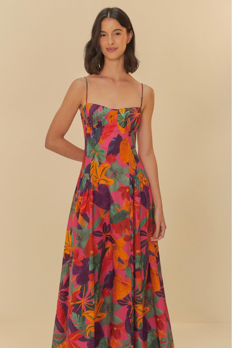 Vista frontal del vestido mostrando detalles del corpiño y estampado vibrante.