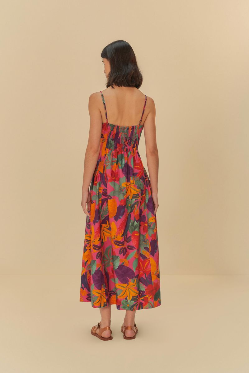 Primer plano del corpiño del vestido mostrando detalles del estampado y tirantes.