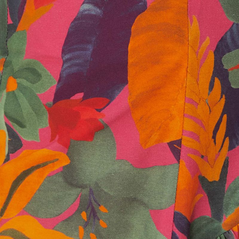 Primer plano del estampado floral tropical del vestido con colores vibrantes.