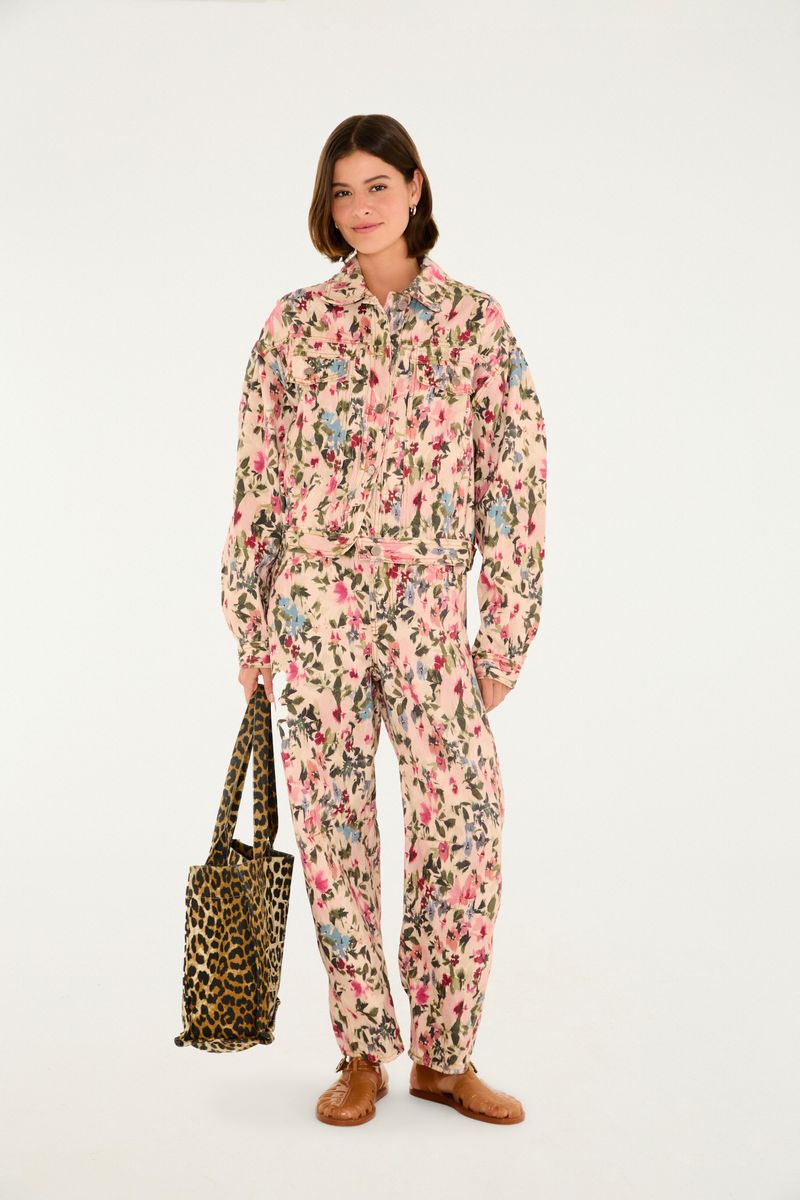 Imagen de unos pantalones estampados con diseño floral abstracto, vistos de frente.