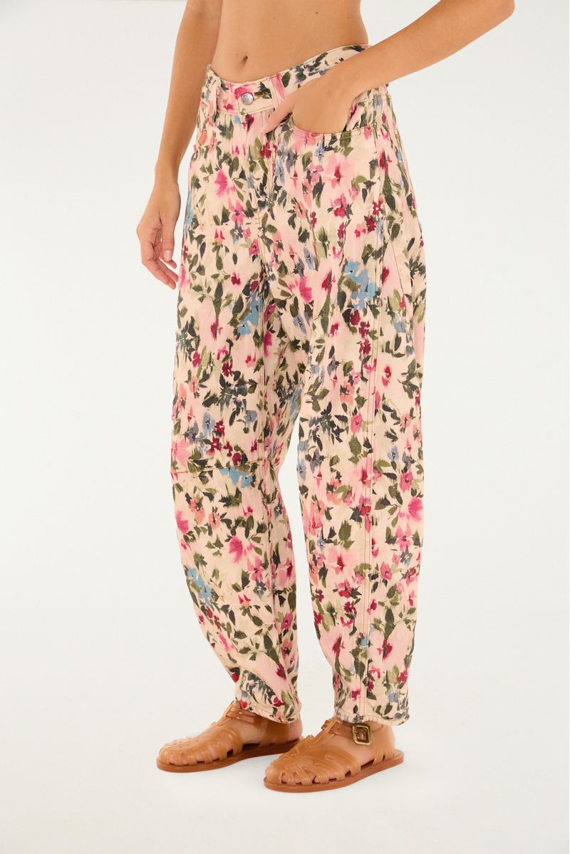 Imagen de unos pantalones estampados con diseño floral abstracto, vistos de lado.