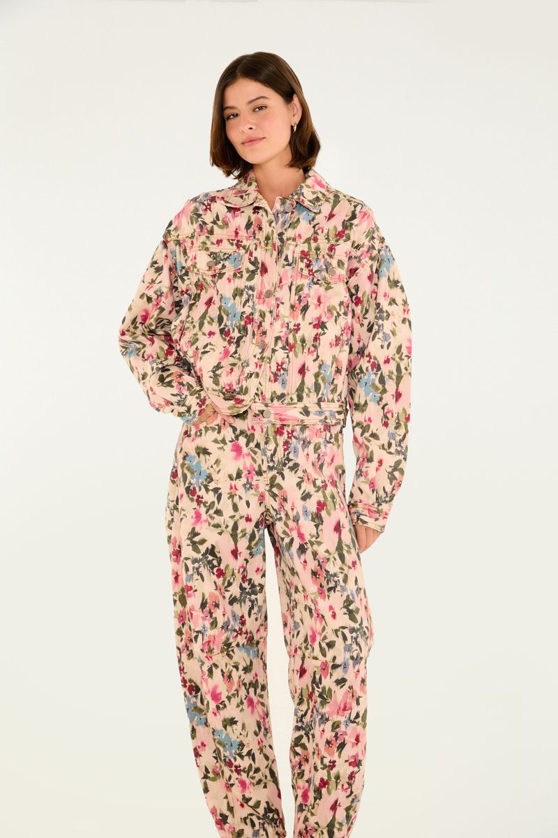Imagen de unos pantalones estampados con diseño floral abstracto, vistos desde atrás.