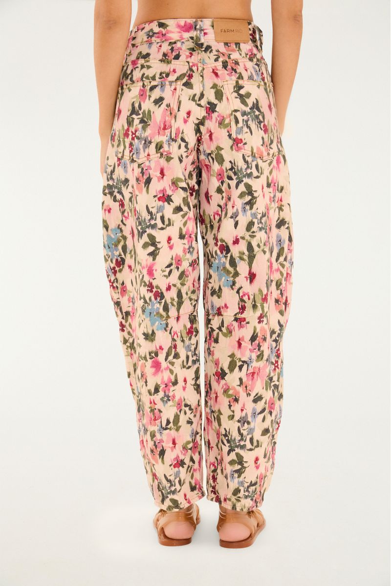 Imagen de unos pantalones estampados con diseño floral abstracto, detalle de la tela.