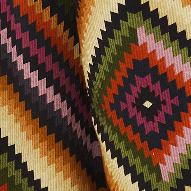 Detalle de la vibrante impresión geométrica del pantalón.