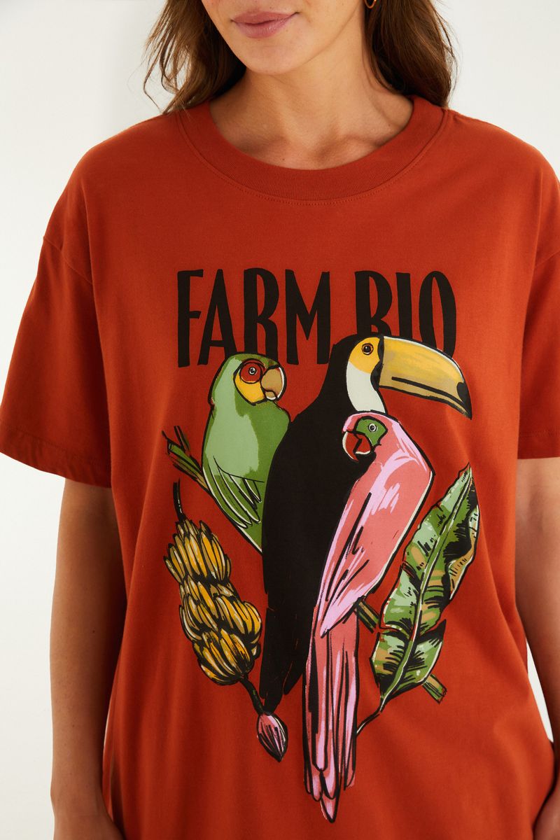 Detalle del estampado tropical de pájaros y follaje.