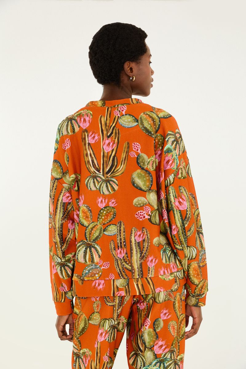 Vista lateral del cardigan estampado con tema botánico.