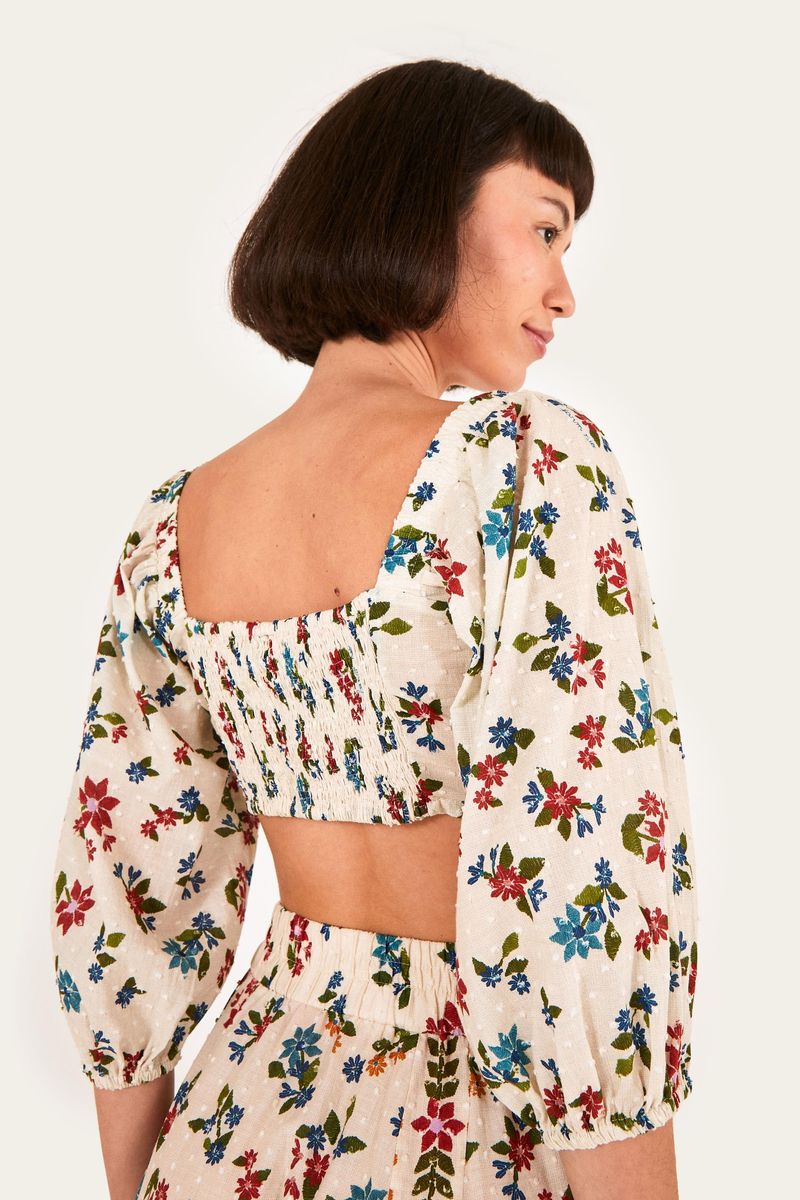 Conjunto completo con top floral y falda larga coordinada.