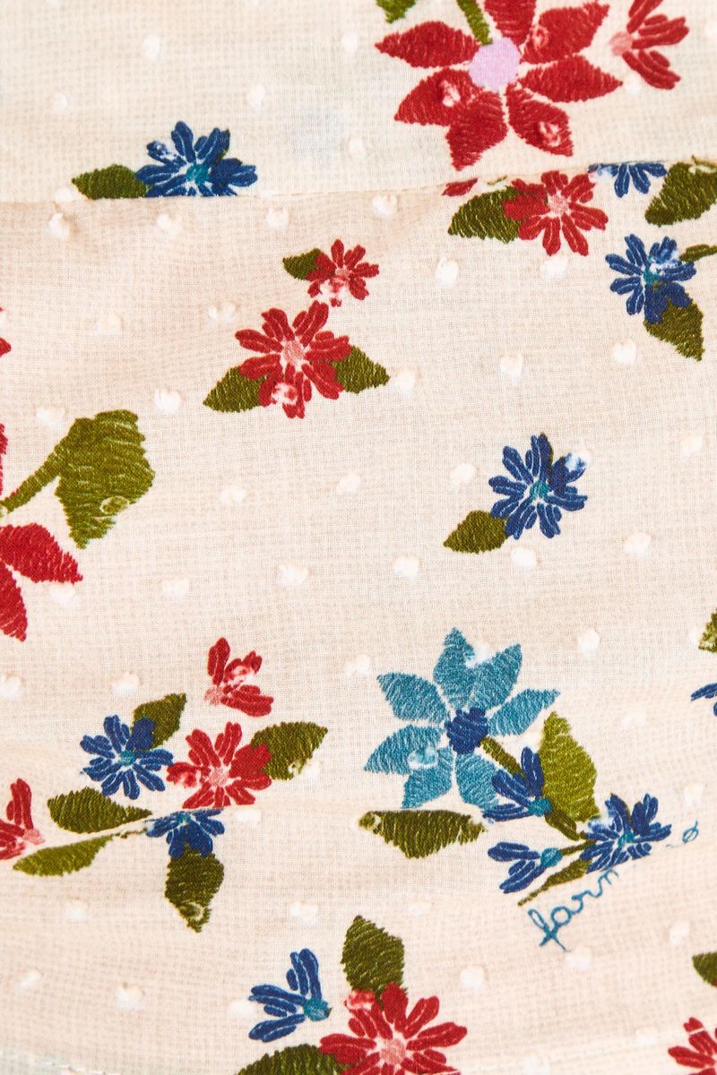 Vista en primer plano del diseño floral con colores vivos.