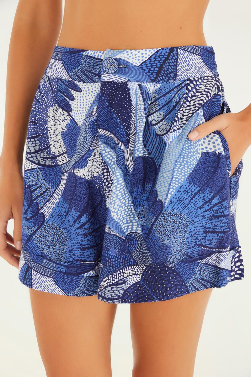 Acercamiento del short estampado azul y blanco, mostrando detalles de la estampado y el cinturón.