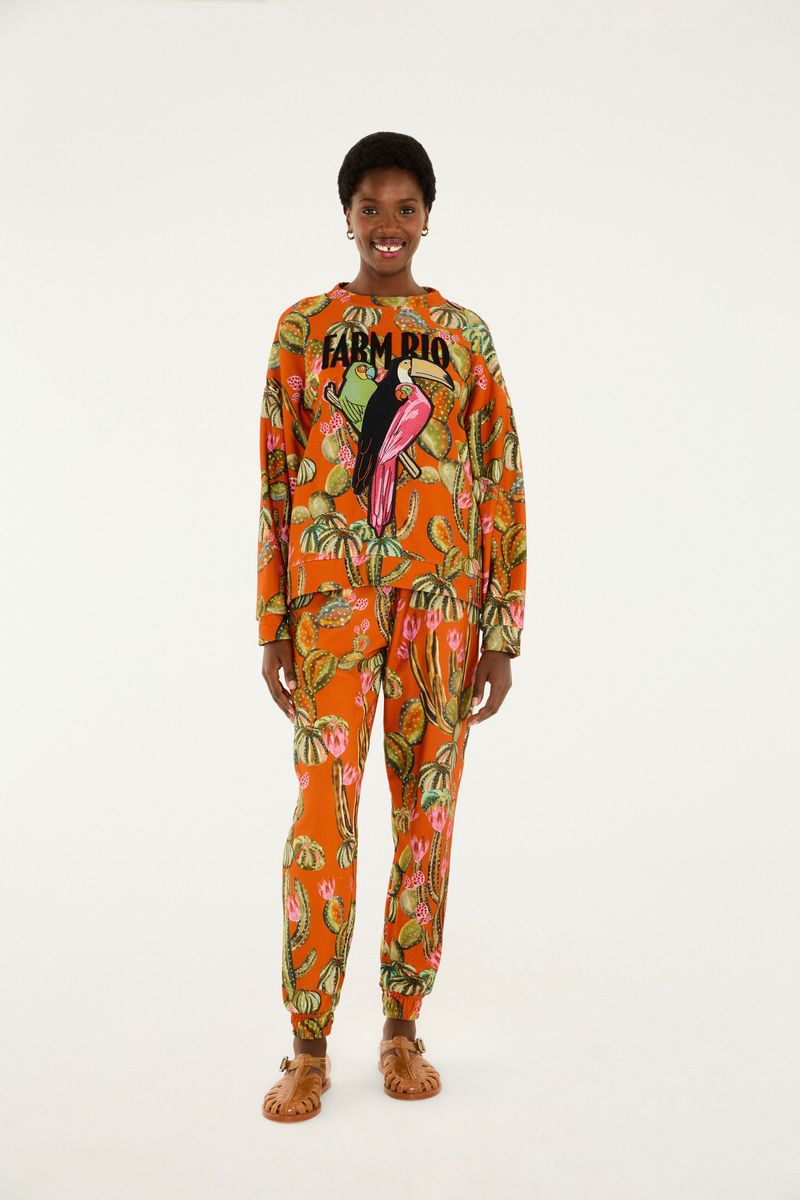 Vista trasera del pantalón sudadera Farm Rio Cactus con estampado tropical.