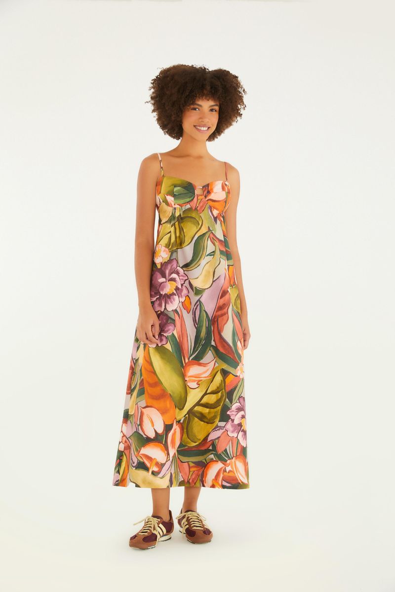 Imagen de frente de un vestido largo con tirantes delgados y estampado de follaje tropical en tonos vibrantes.