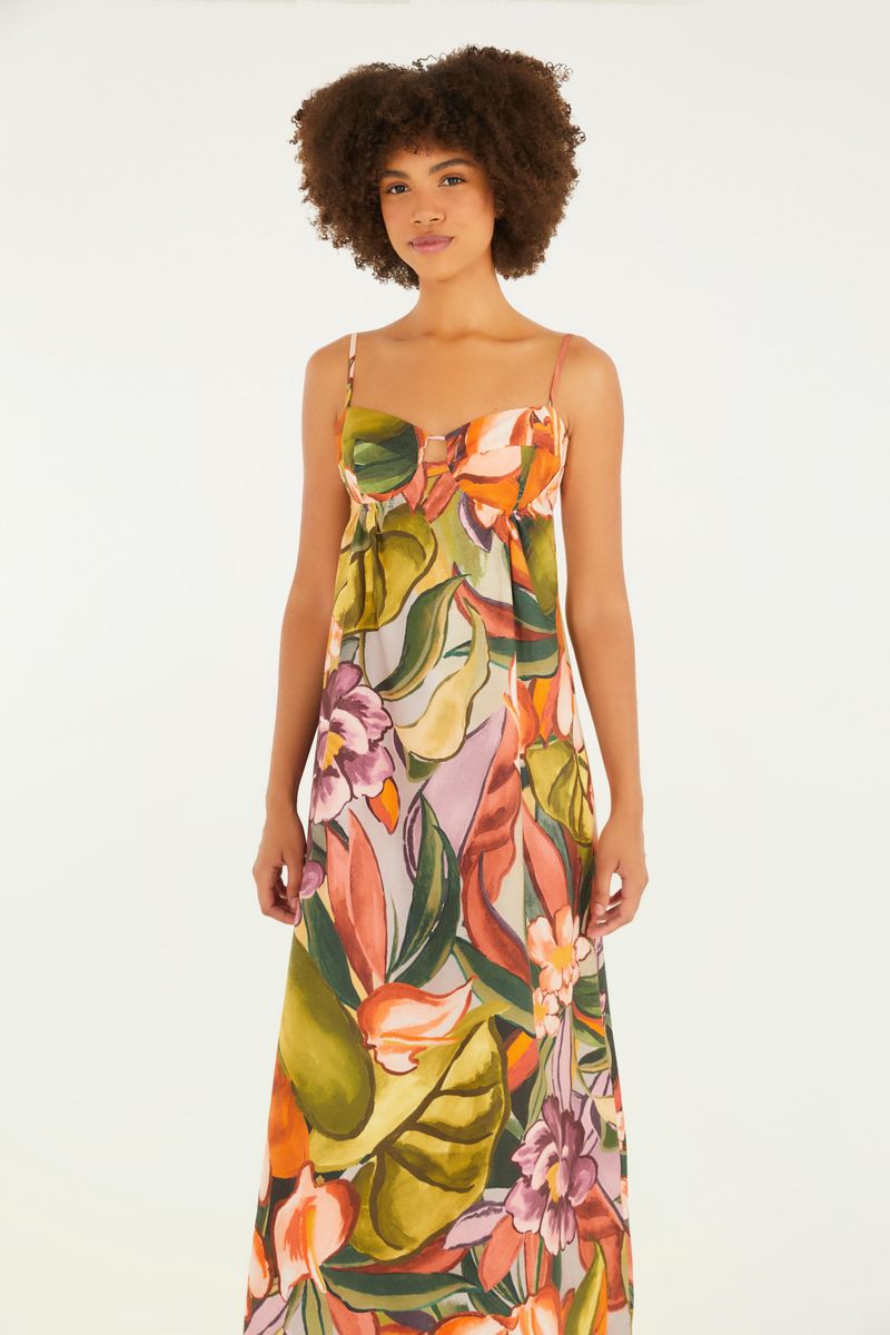 Imagen lateral de un vestido largo con tirantes delgados y estampado de follaje tropical, mostrando el ajuste fluido.
