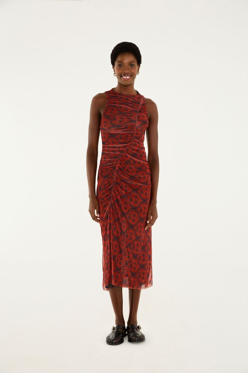Vestido de tul con estampado floral en tonos rojo y negro, largo midi, visto de frente.