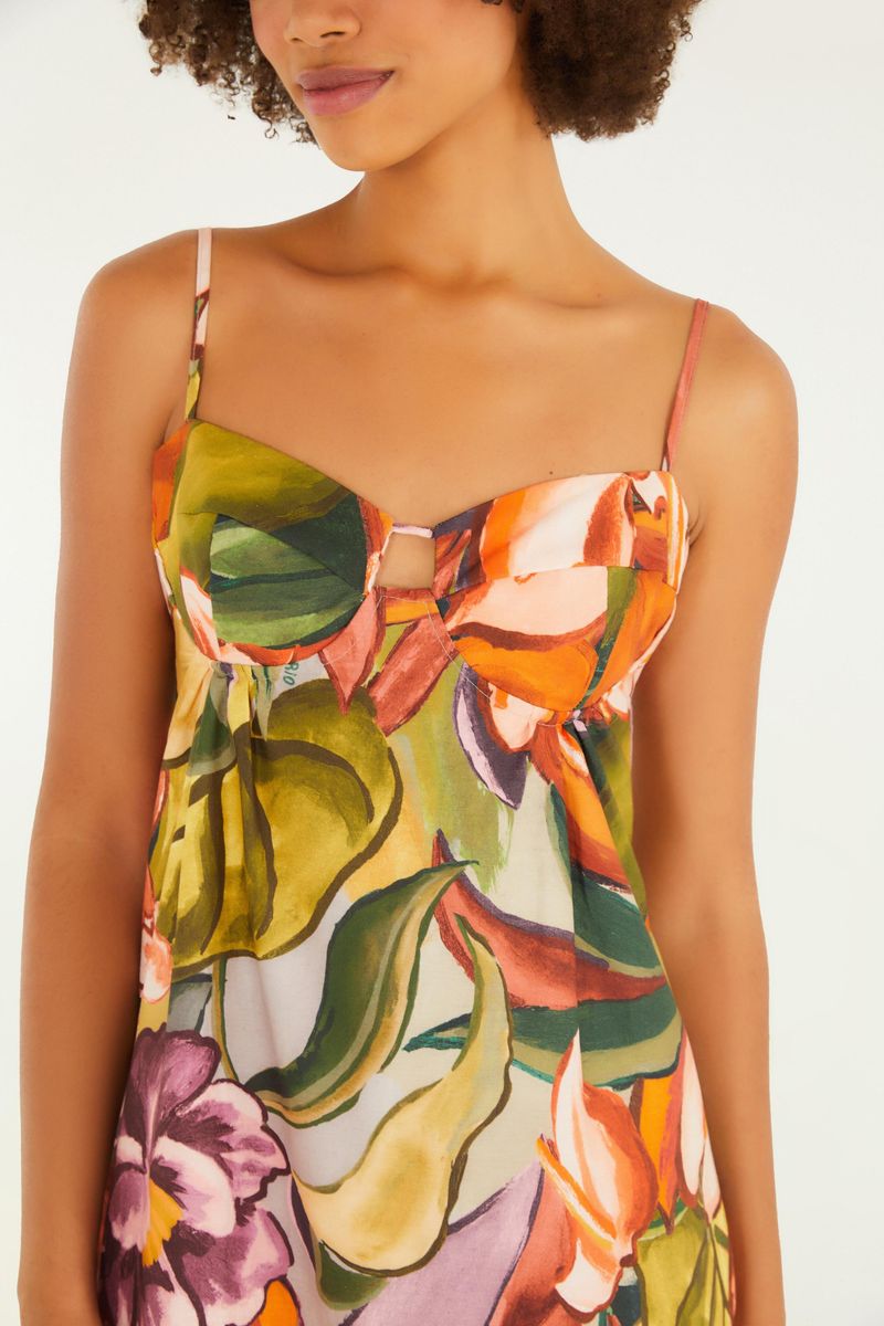 Imagen detallada del corpiño de un vestido largo con tirantes delgados y estampado de follaje tropical, destacando el escote.