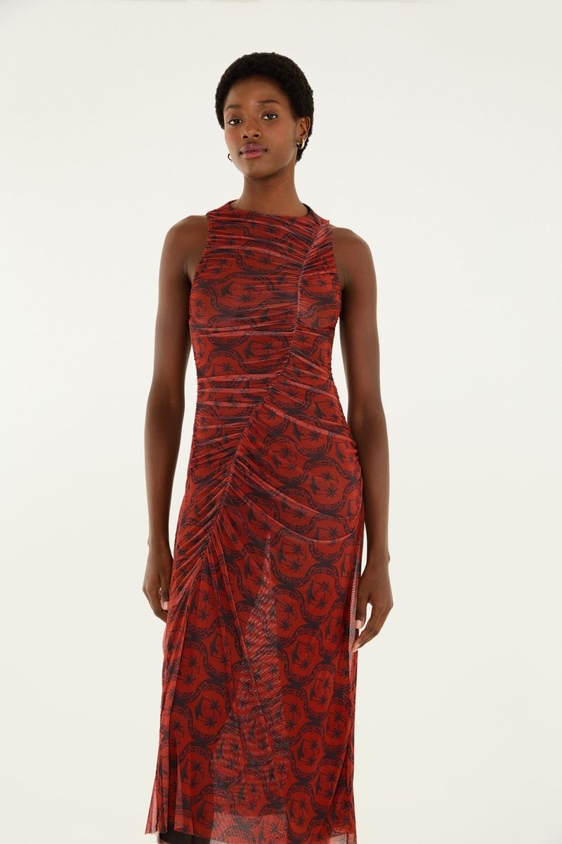 Vestido de tul con estampado floral en tonos rojo y negro, largo midi, visto de lado.