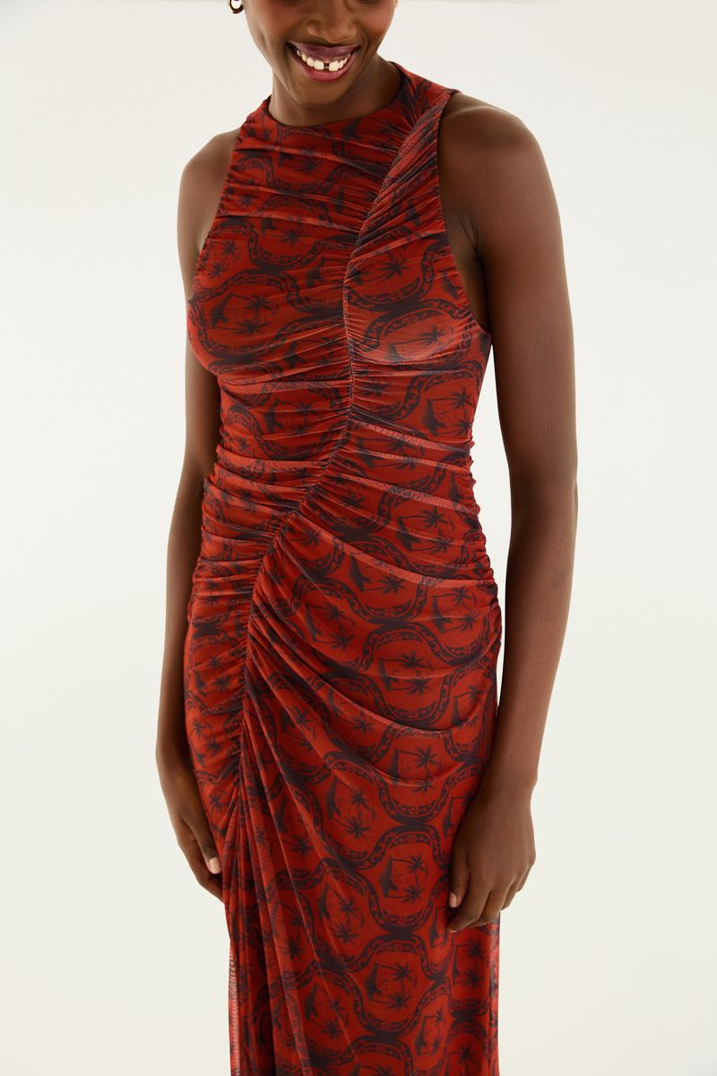 Detalle del vestido de tul con estampado floral en tonos rojo y negro, mostrando el ajuste y textura.