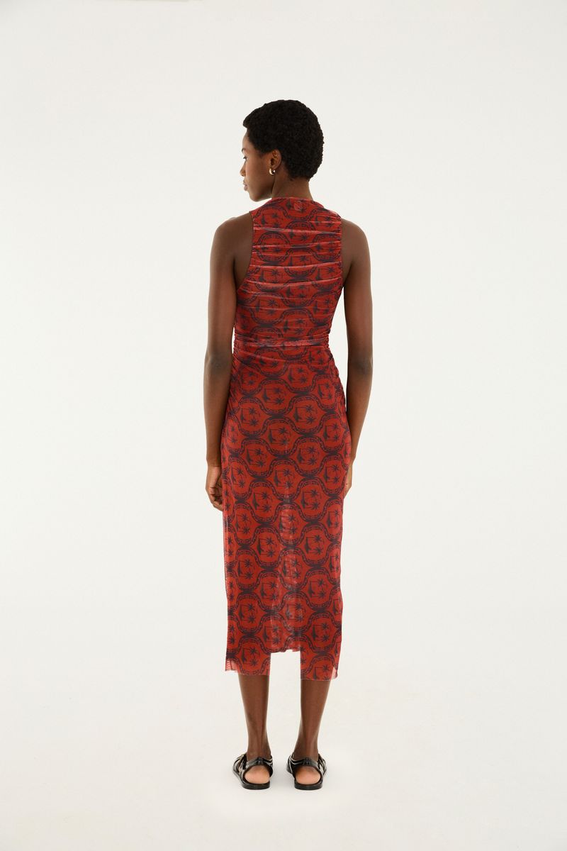 Vestido de tul con estampado floral en tonos rojo y negro, largo midi, visto de espaldas.