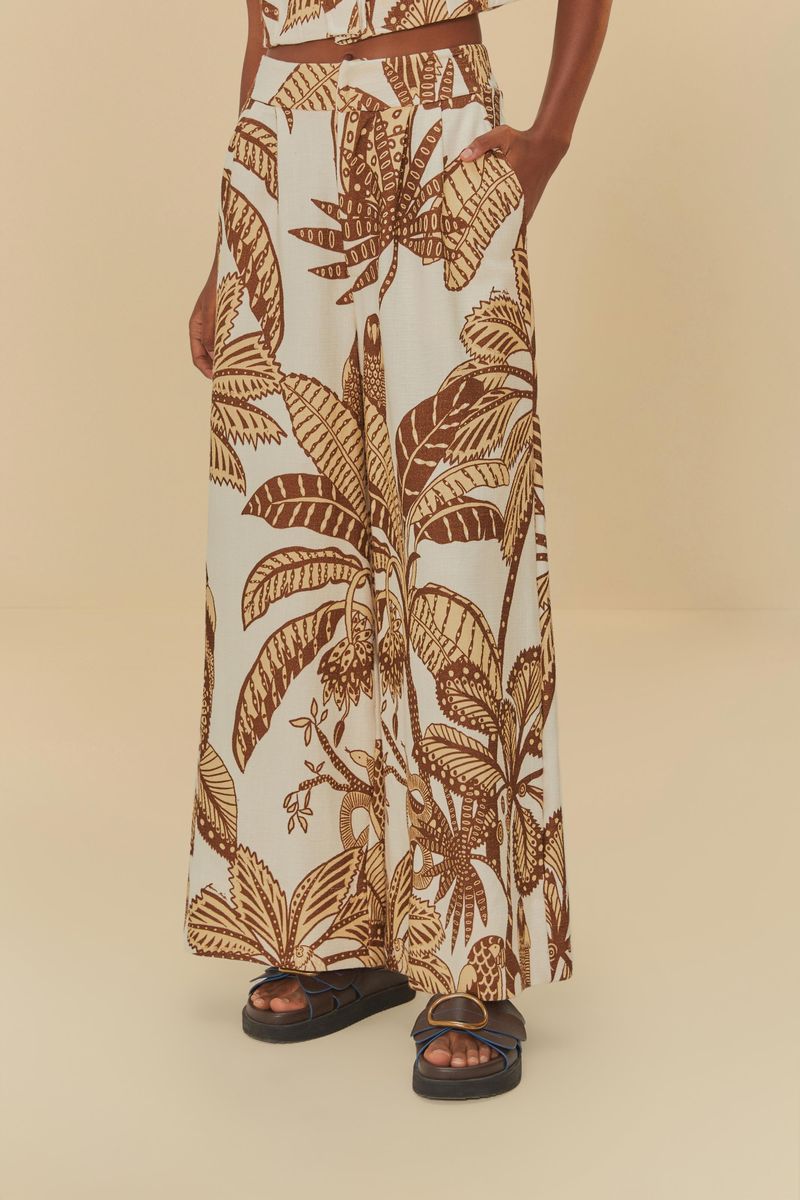 Detalle de la cintura alta con amarre del pantalón ancho estampado.